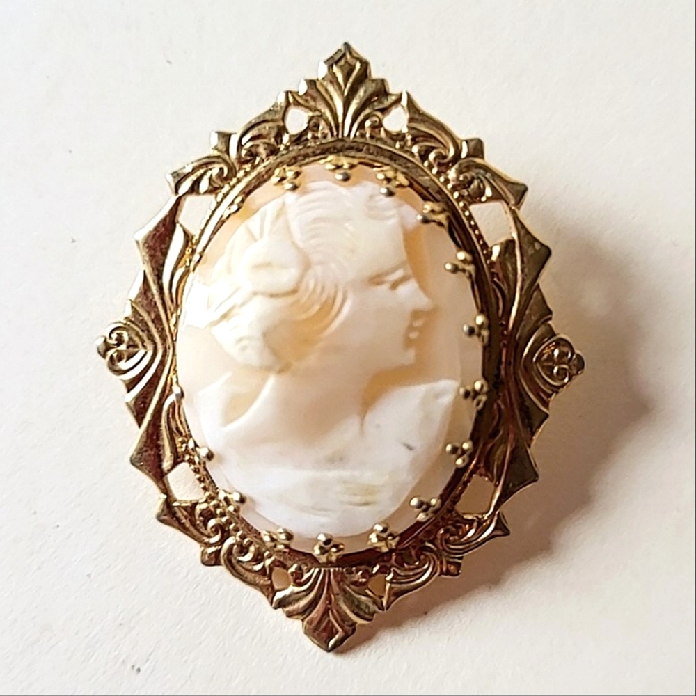 VINTAGE SHELL CAMEO PIN BROOCH - GOLDTONE ART DECO STYLE FRAME - Picture 2 of 5